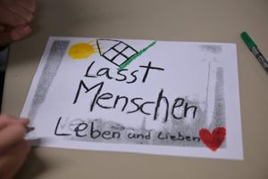 Mit bunten Farben gegen braune Parolen